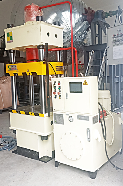 液壓機定制客戶定制的200噸四柱壓力機由液壓機供應(yīng)商成都正西液壓機供應(yīng)，圓滿交貨！